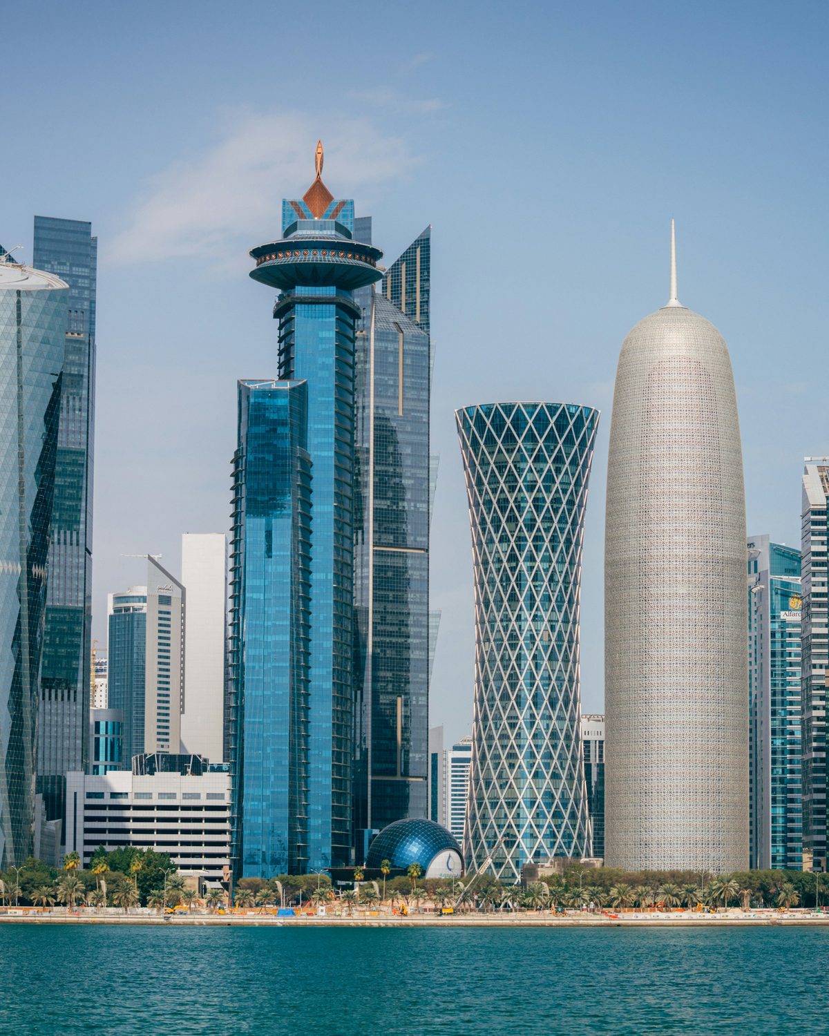 Dohan West Bayn siluetti, Tornado Tower ja Burj Doha kohoavat corniche-rantabulevardin yläpuolella.